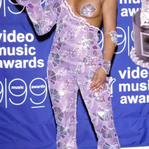 La controversial Lil Kim eligió este peculiar conjunto con todo y `pezonera´ para los Video Music Awards 1999.