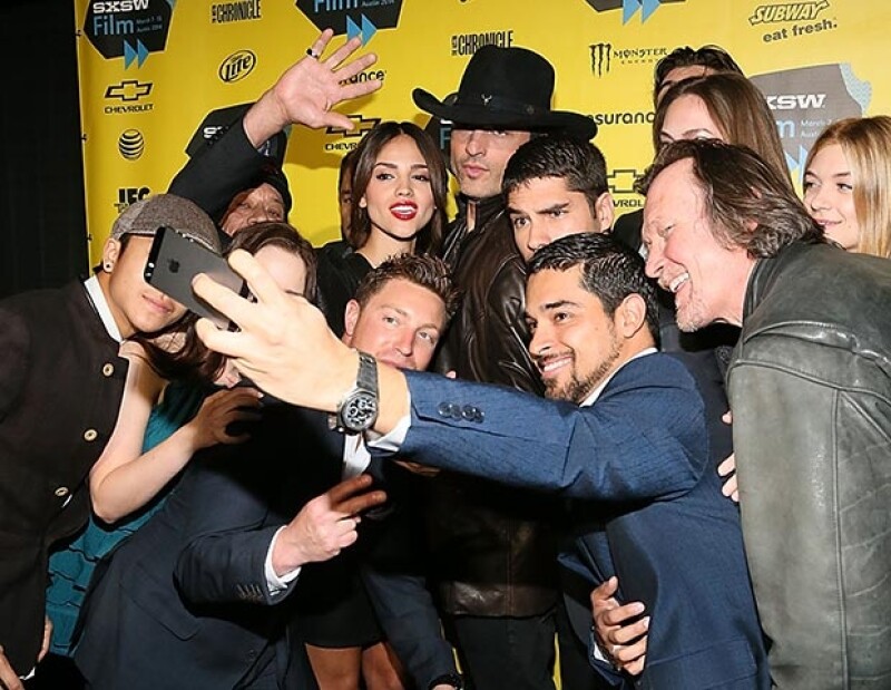 El elenco no se resisitió y cayó en la moda de las selfies.