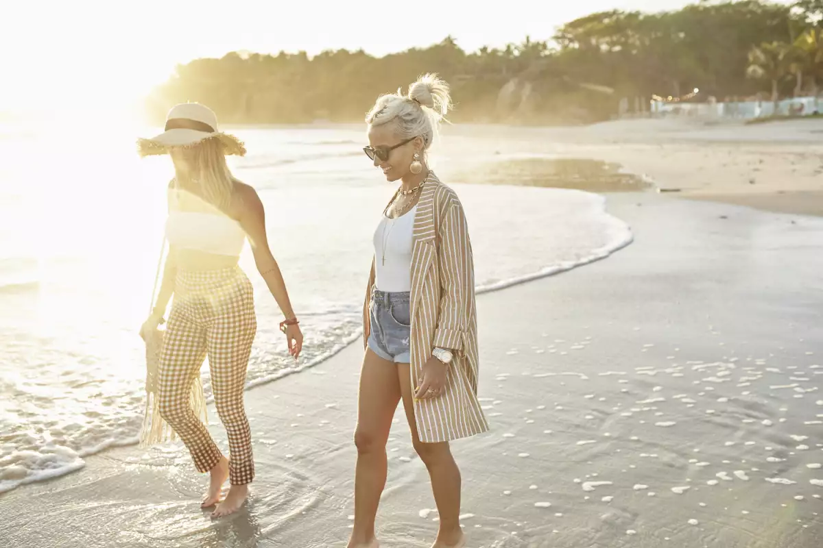 Dos de las influencers disfrutando de la playa en looks de verano Stradivarius