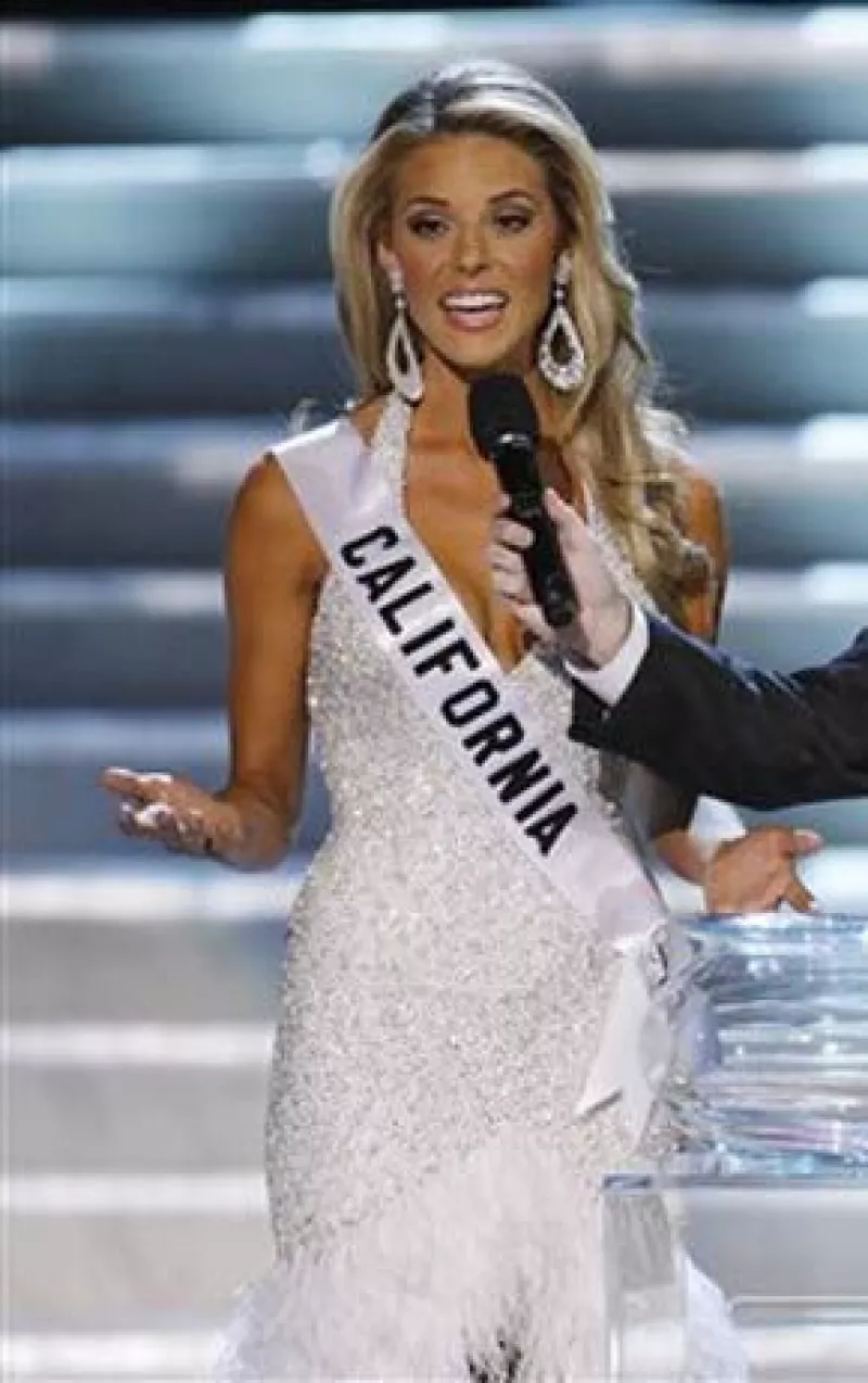 Los organizadores del concurso investigan si Carrie Prejean, de 21 años, violó su contrato al hacer apariciones públicas con grupos que se oponen al matrimonio homosexual.