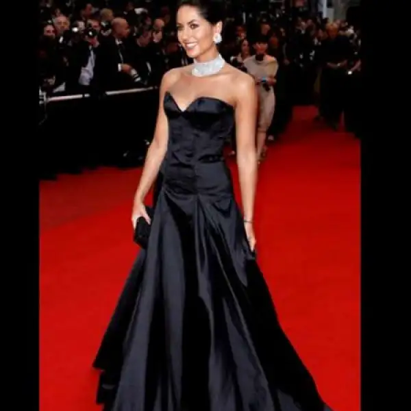 Barbara Mori fue la actriz que representó a la belleza latina con un fabuloso vestido negro, realzado por su elegante joyería brillante.