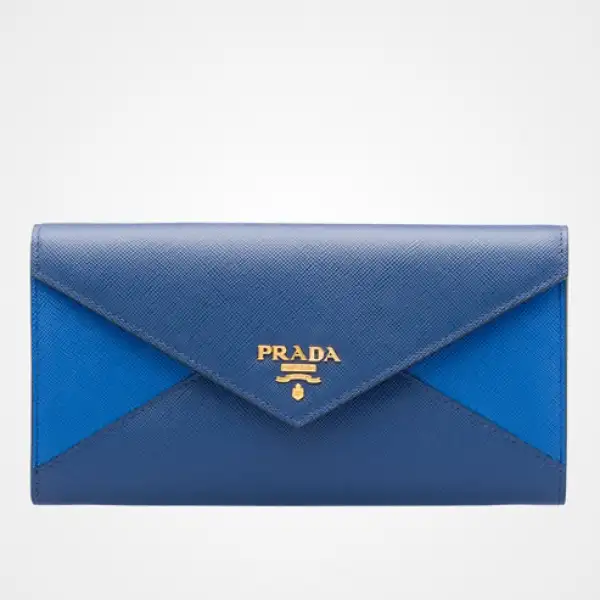 A toda A-lister les gustan los diseños arquitectónicos. Opta por esta cartera de Prada.