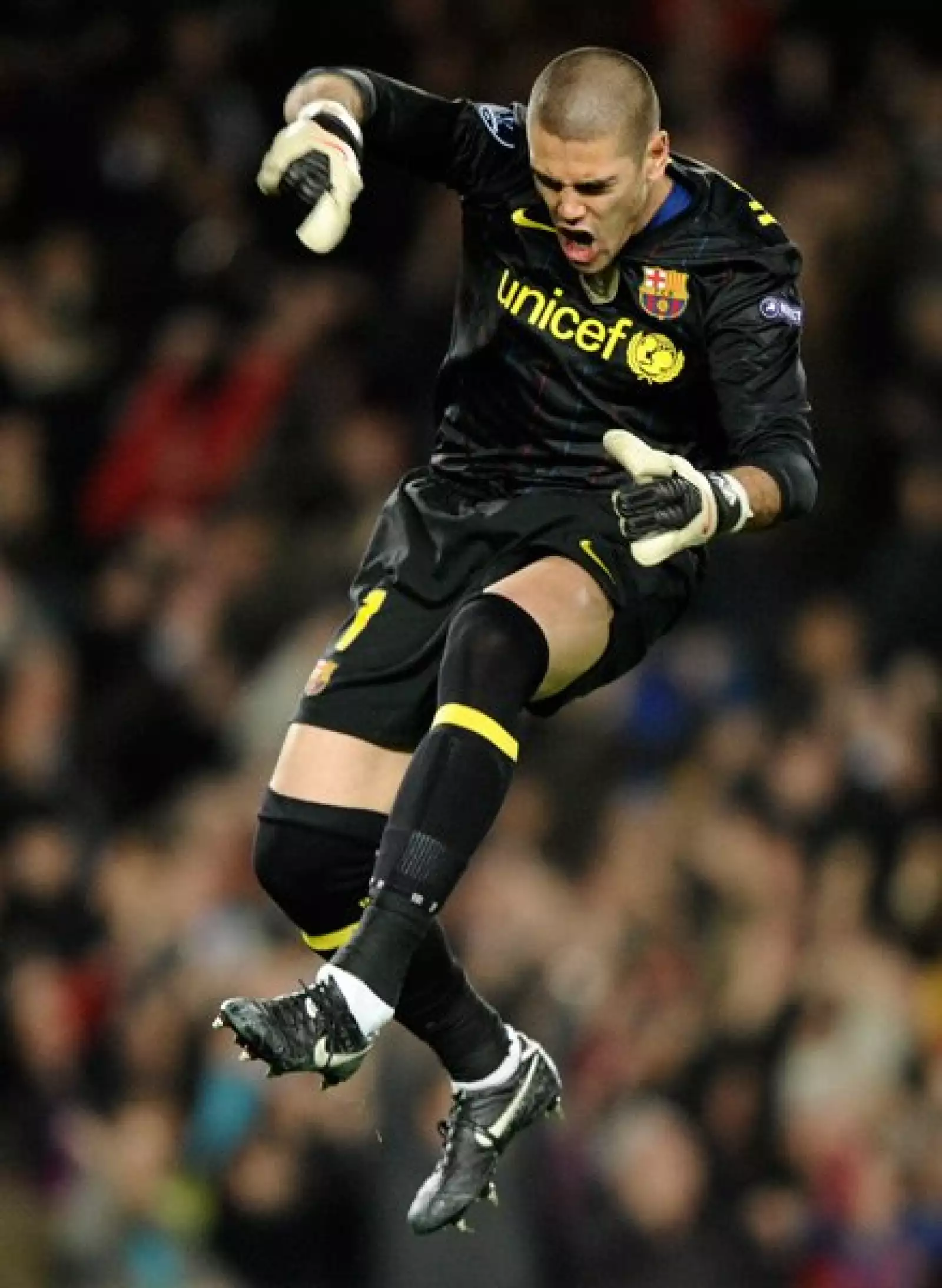 El español Víctor Valdés, del Barcelona, no pisa nunca las líneas del terreno de juego.