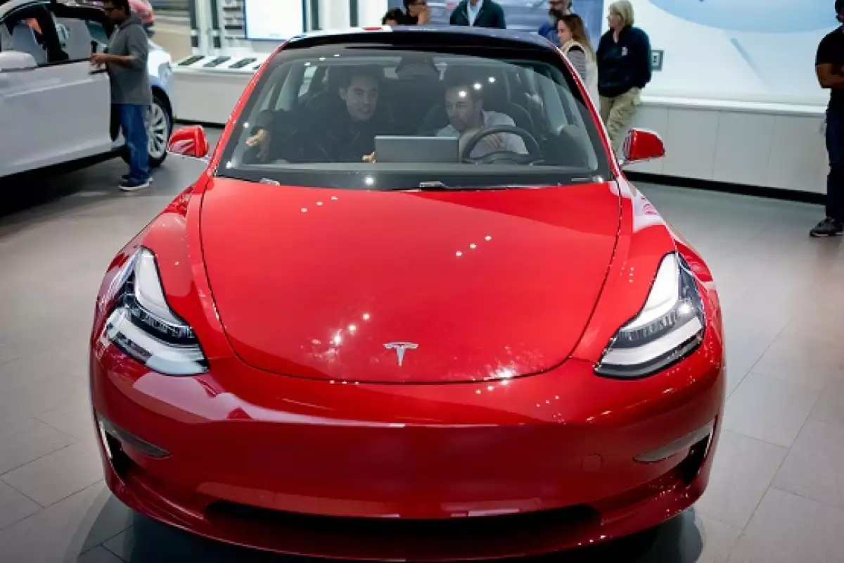 Tesla Model 3 (b)