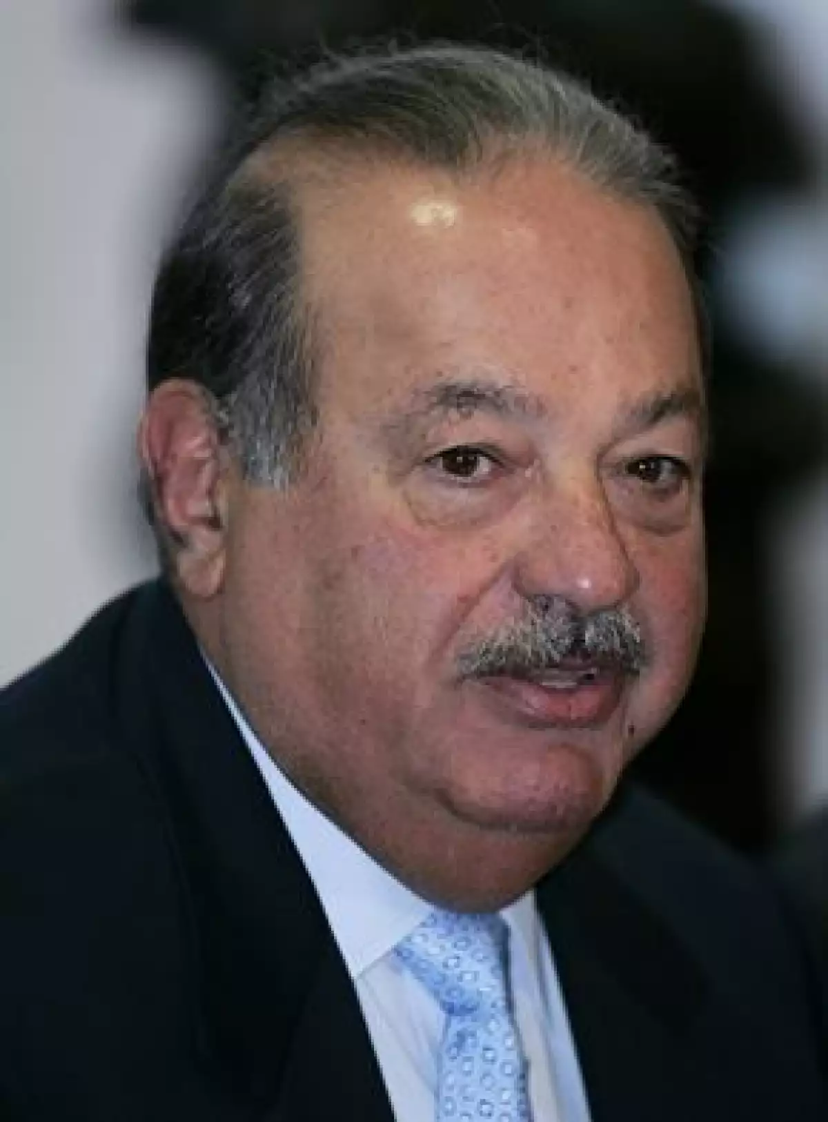 El empresario estuvo en el nombramiento de una galería en honor del ex presidente de AT&T.