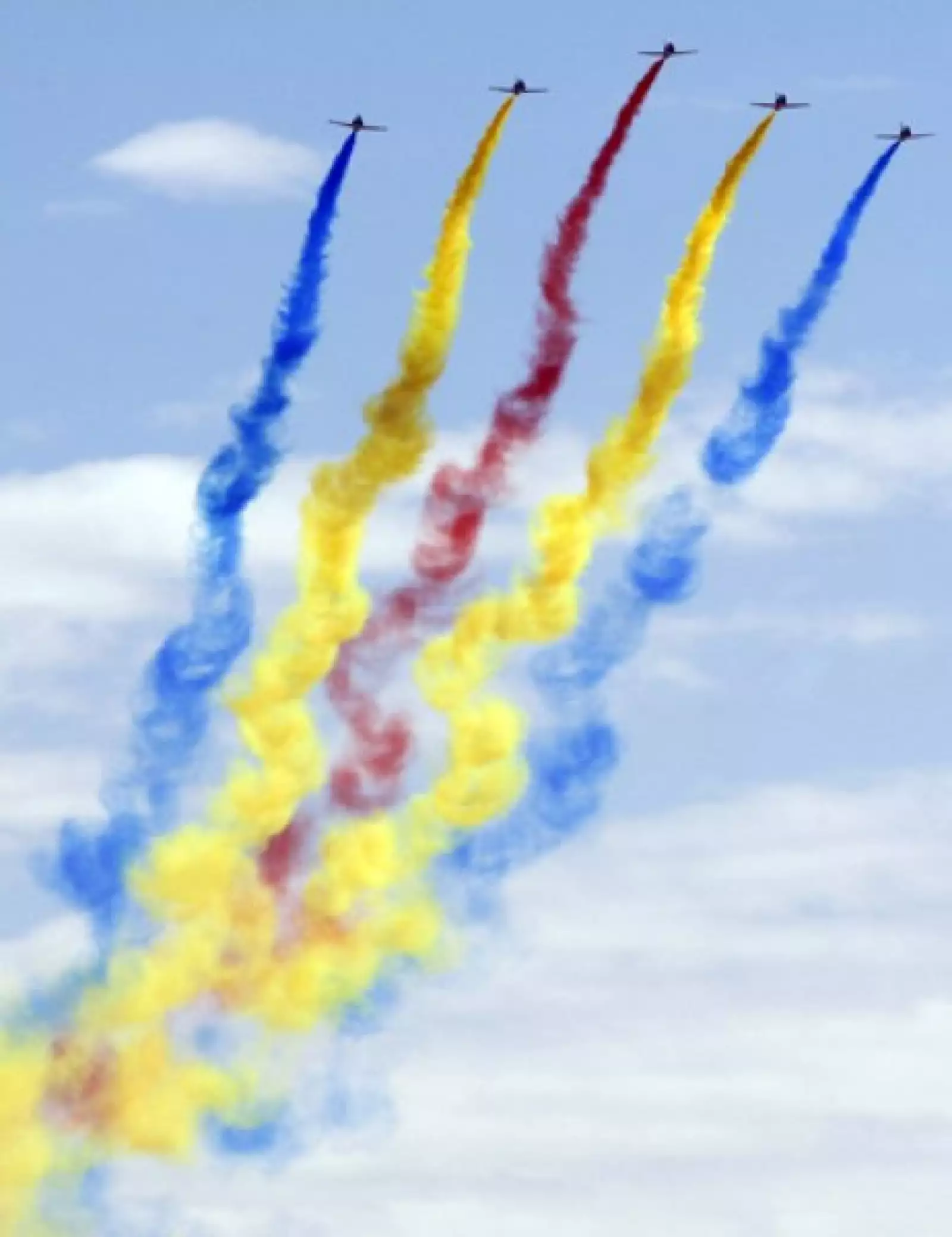 Aviones militares sobrevuelan la plaza de Tiananmen durante un desfile militar para conmemorar el 60 aniversario de China en Beijing.