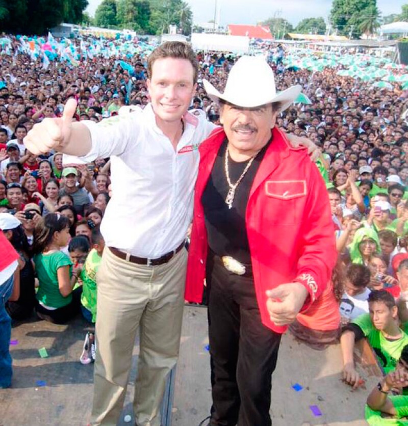 Manuel Velasco también publicó una fotografía en la que aparece con el cantante.