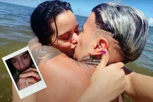 Rosalía y Rauw Alejandro besándose en el mar y un frame de Rosalía enseñando su anillo