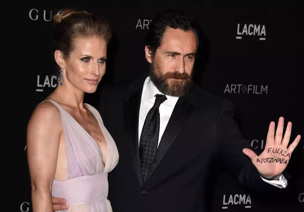 Demián Bichir aprovechó la atención de los medios para protestar por Ayotzinapa, Guerrero.