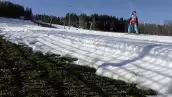 Una persona hace snowboard en una pista de ski artificial en un resort de ski en St. Corona mientras una ola de calor golpea Austria. 