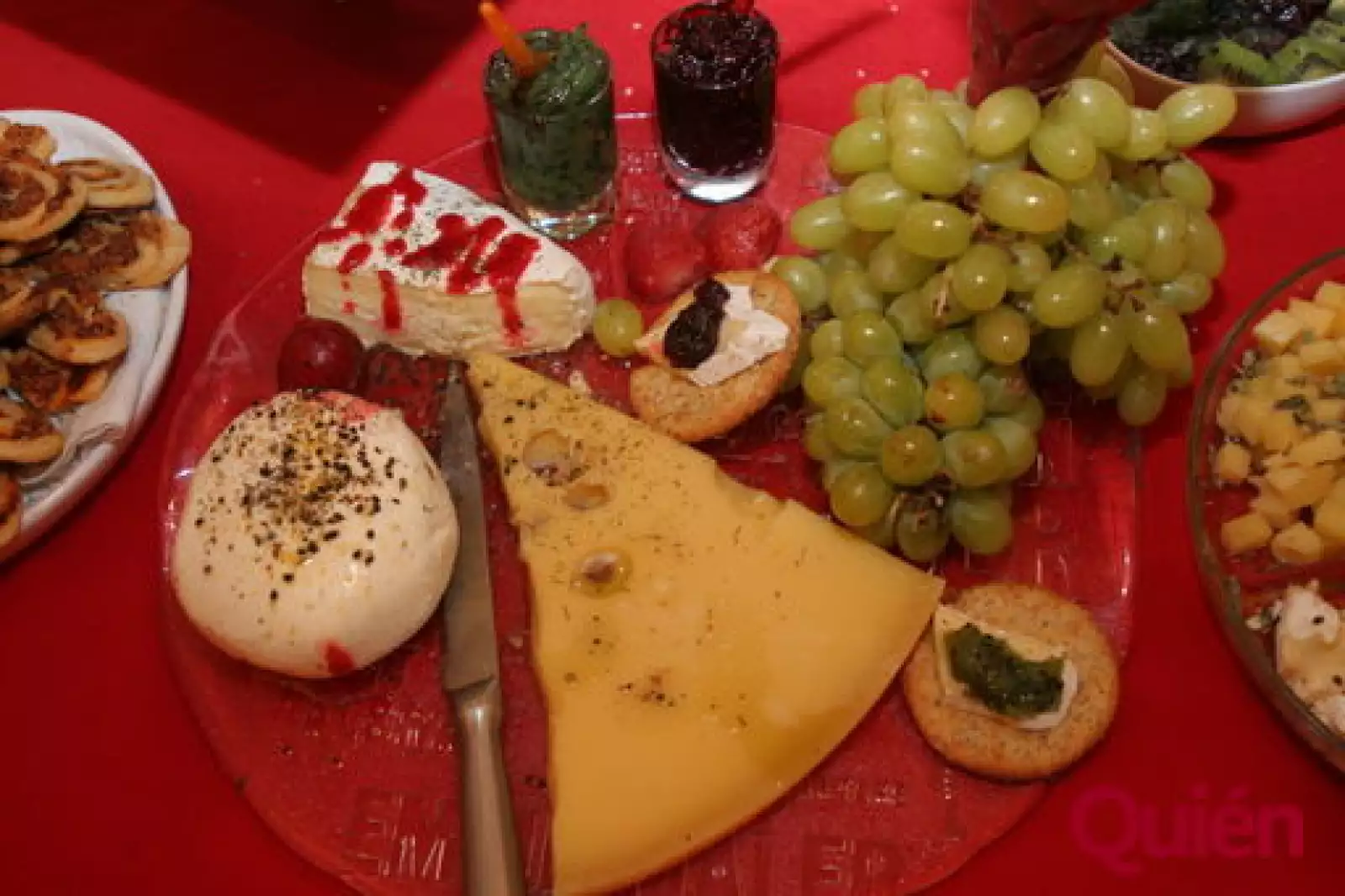 Platillos. Uvas, tartas, queso