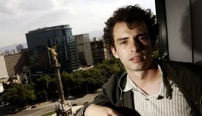 Estuvimos con el cineasta mexicano e hijo del director Alfonso Cuarón, quien nos cuenta cómo produjo su ópera prima de la mano de su novia, la actriz y fotógrafa Eireann Harper.