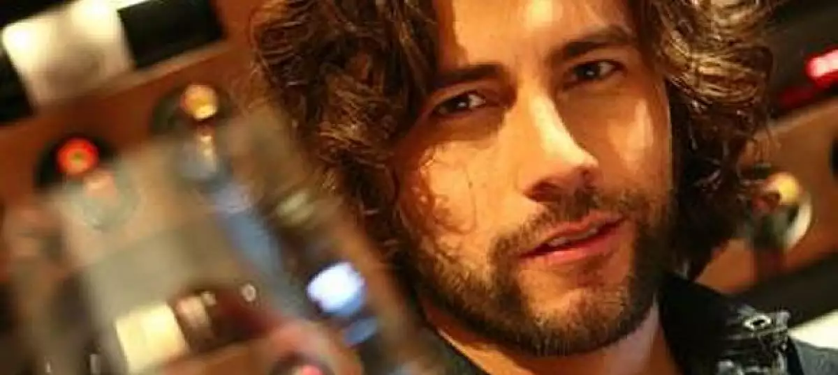 Fue este año que su carrera volvió a tomar un nuevo rumbo, pues Televisa lo llamó a formar parte de sus filas participando en la primera serie de ficción por internet, bajo la producción de Pedro Damián.