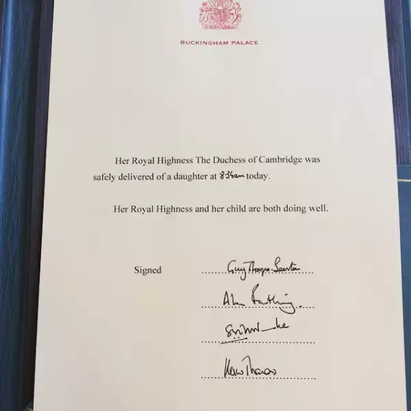 Antes de que se colocara en el mismo caballete en el que anunciaron la llegada del príncipe George, tomaron una foto del papel membretado en el que se dio el anuncio oficial sobre el nacimiento de la bebé.
