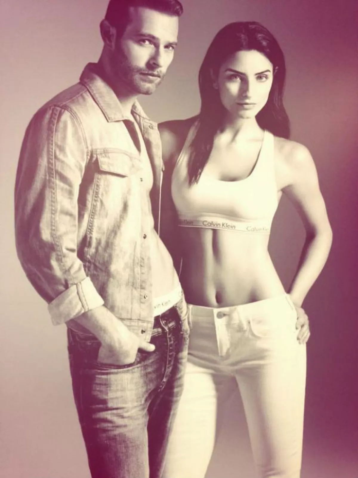 Calvin Klein propone ropa casual y underwear para esta nueva campaña.