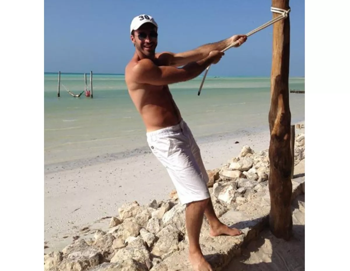 Una de sus mayores pasiones es viajar y le encanta descansar en la playa.