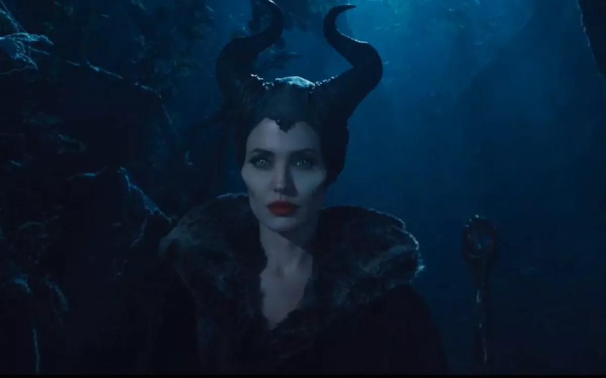 Angelina encarna a Maléfica.