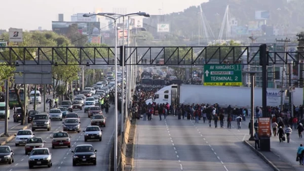 La CNTE protesta ante el aeropuerto