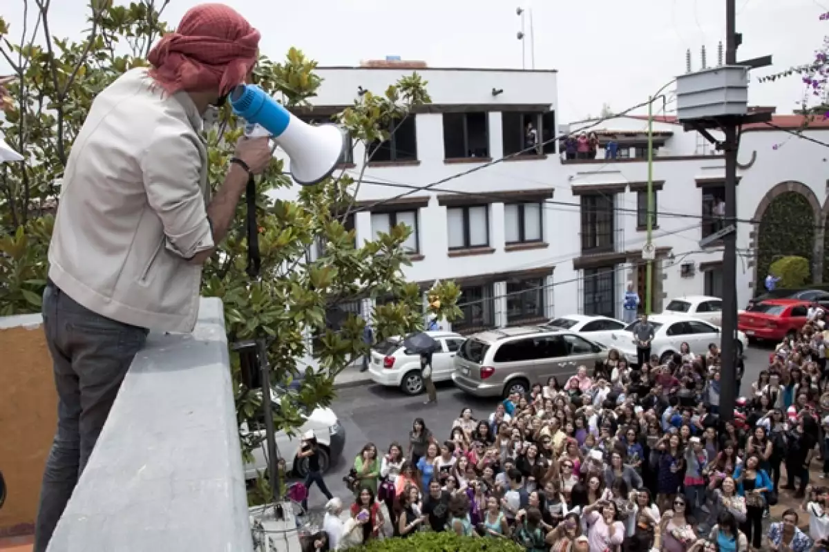 Omar saludó desde arriba a los que se encontraban afuera.