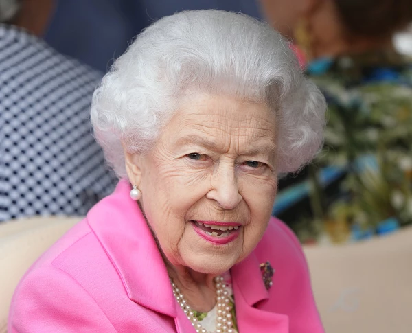 La reina Isabel será enterrada con solo dos joyas pendientes de perlas