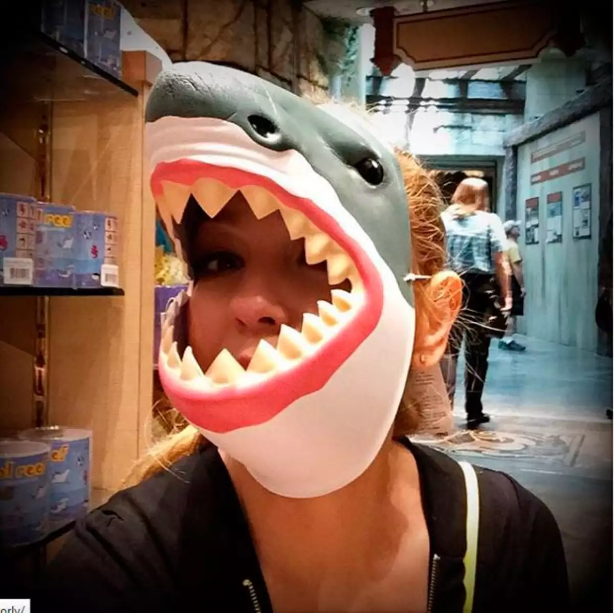 Con gran sentido del humor Thalía posteó esta foto junto a la descripción: No me provoques que te muerdo! #AguasManito #auuu #LaDelBarrio