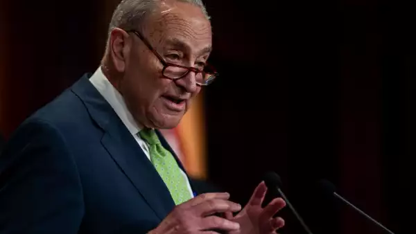 El líder de la mayoría del Senado Chuck Schumer (D-NY) habla durante una conferencia de prensa en el Capitolio de los Estados Unidos el 15 de mayo de 2024 en Washington, DC.