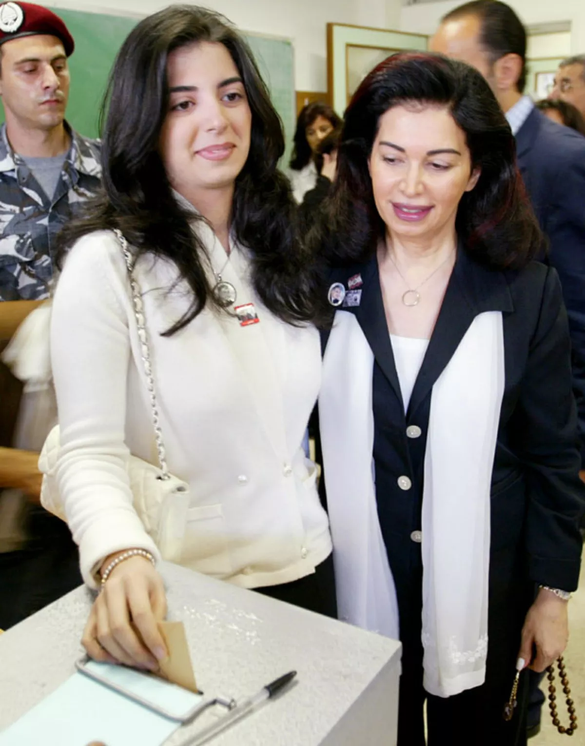 Hind Hariri, a la izquierda, tiene una fortuna valuada en 4.1 billones de dólares.