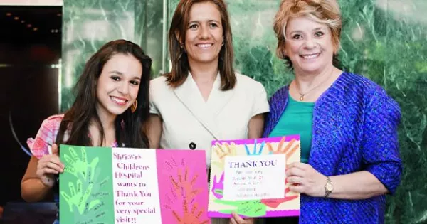 Las recibió Holly Mann, jefa de asesores de la esposa del gobernador de California.