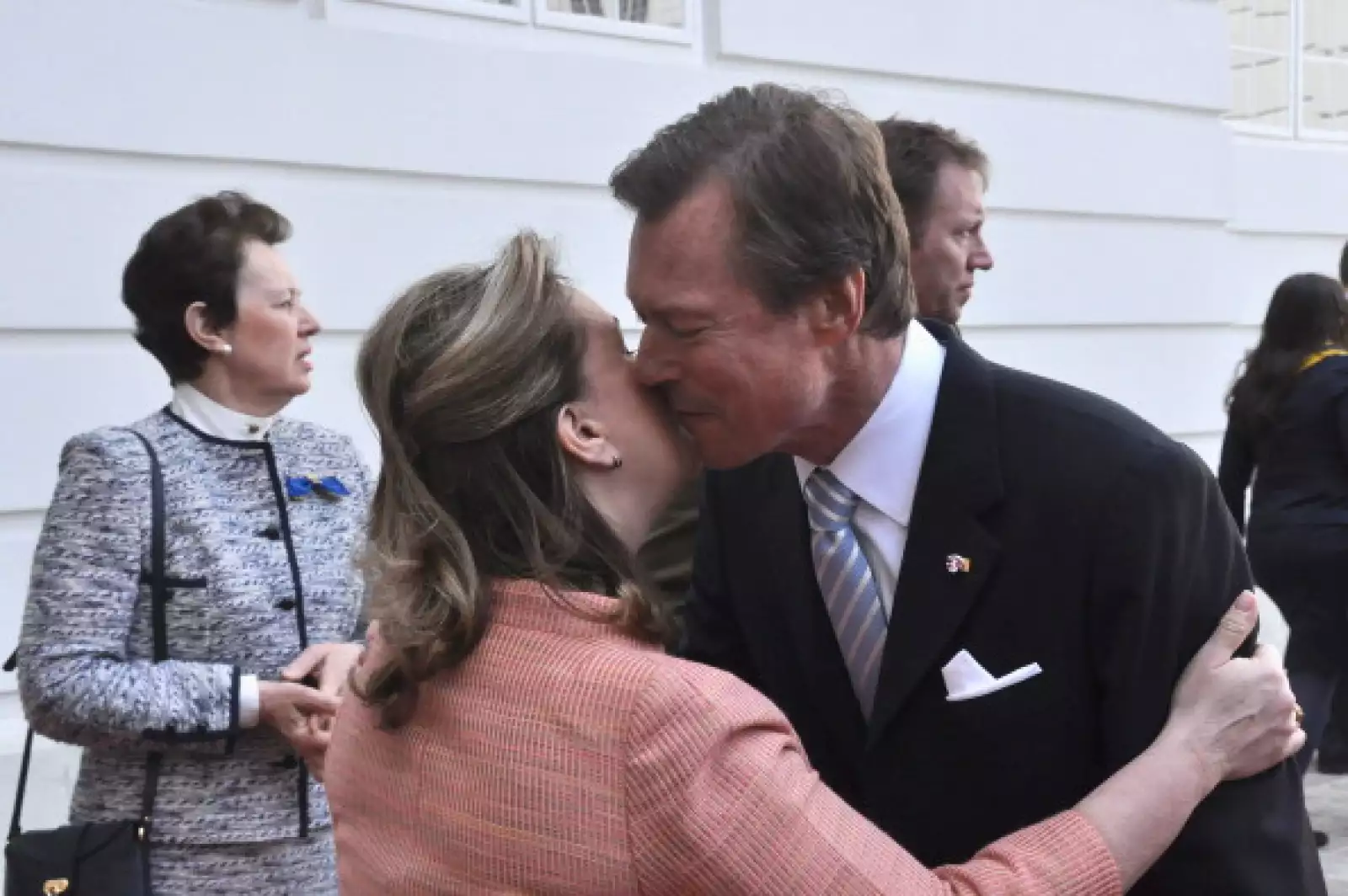 Aunque no son muy cariñosos en público, la Duquesa María Teresa no puede evitar su sangre cubana y ser cariñosa con su esposo, el Gran Duque.