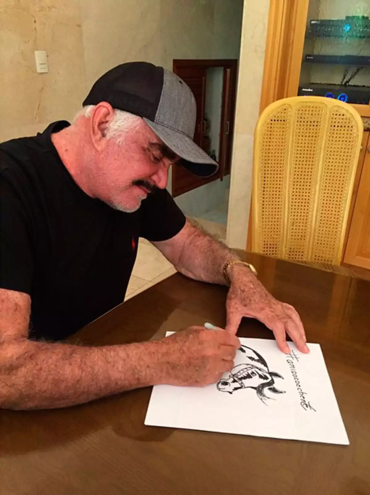 El cantante dio a conocer sus hobbies, entre ellos dibujar y tomar fotografías.