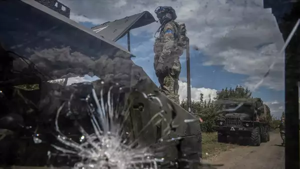 Un militar ucraniano repara un vehículo militar, en medio del ataque de Rusia a Ucrania, cerca de la frontera rusa en la región de Sumy, Ucrania, el 11 de agosto de 2024.