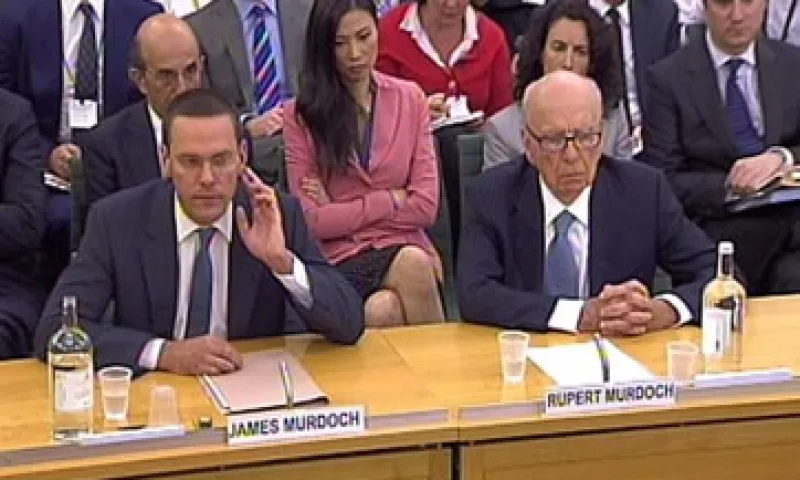 Rupert Murdoch y su hijo James Murdoch son dueños de News Corp. empresa a la que pertenecia el tabloide News of the Wold acusado de espionaje telefónico. (Foto: Reuters)