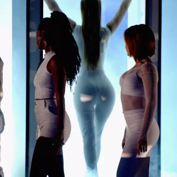 Destacando sus curvas la cantante aprovechó cada momento para presumir cuerpazo y mini cintura.