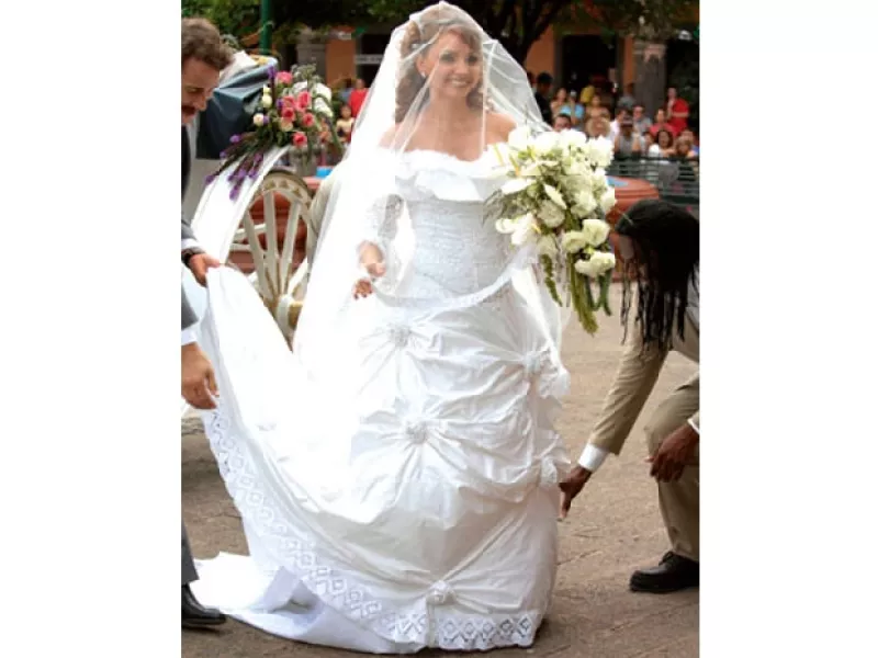 La actriz eligió a Macario Jiménez para que le diseñara su vestido de novia; sin embargo, para la experta en moda de la revista Elle había otras opciones que le hubieran hecho verse mejor.