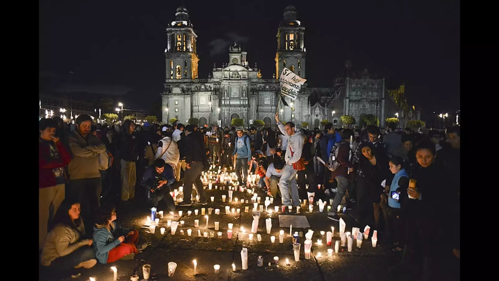 Ayotzinapa veladoras catedral DF