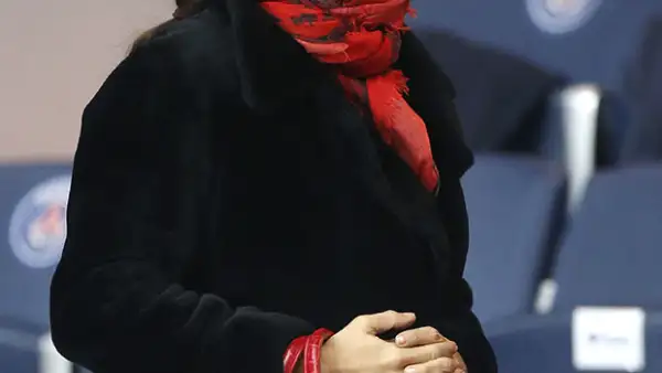 La actriz mexicana acompañó a su esposo a un partido de soccer en París, donde las selfies no pudieron faltar.