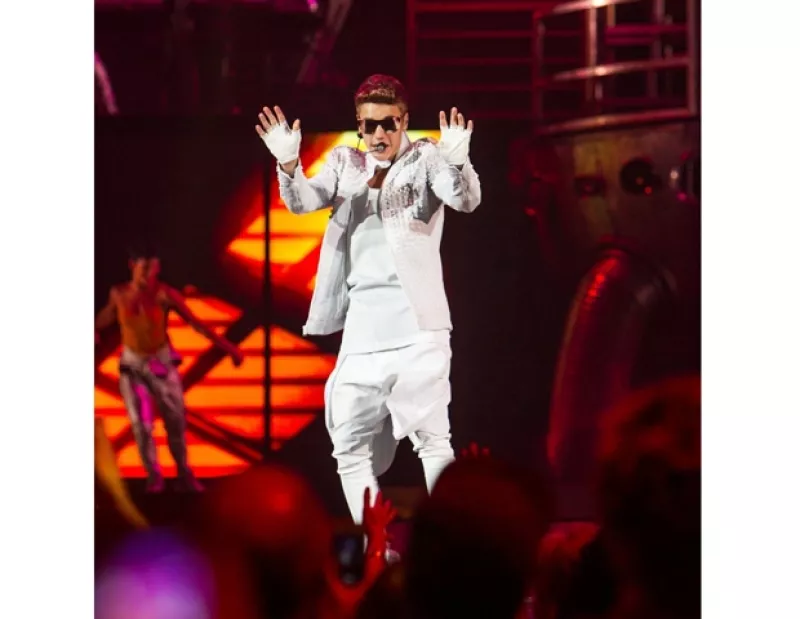 El sábado pasado el cantante acudió a una disco donde terminó a golpes con un joven llamado Wayne Rennalls, quien resultó con un ojo morado y labio partido.