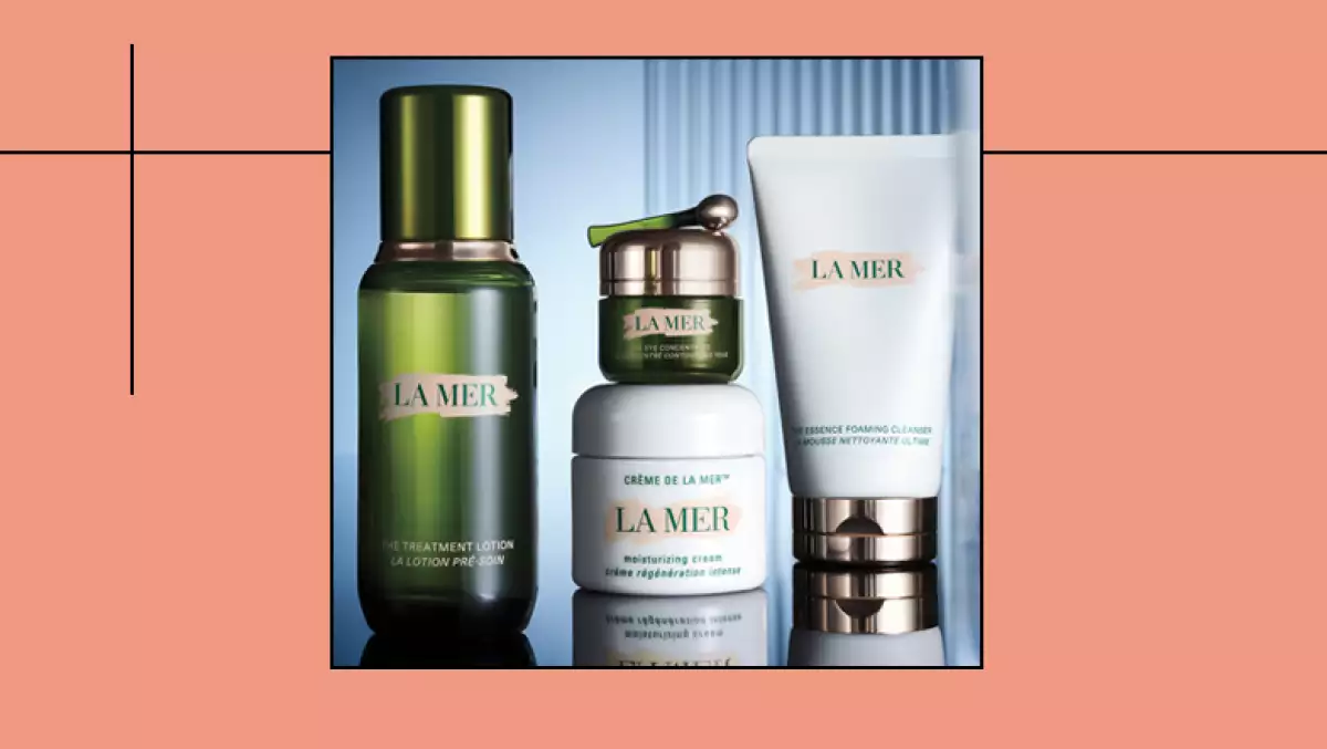 Foto de perfumes y productos de cuidado de la piel para hombres.