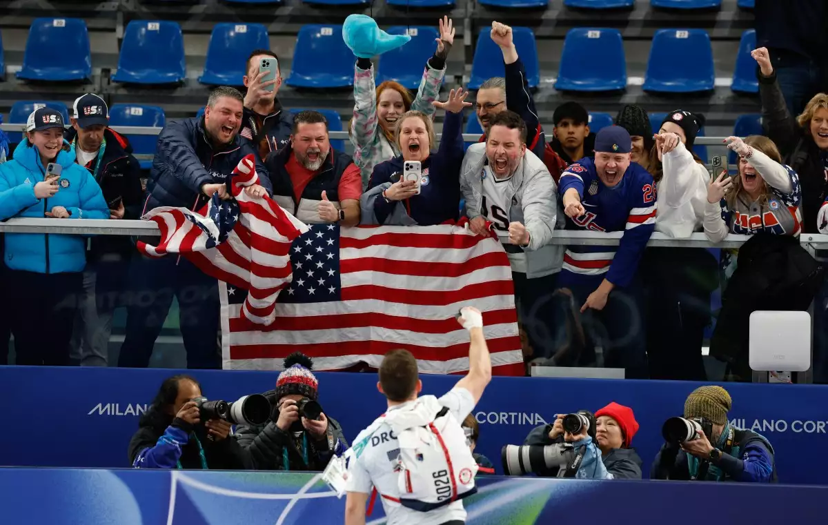 Korey Dropkin de EE. UU. celebra con un seguidor al final de la semifinal de dobles mixtos de curling entre Estados Unidos e Italia durante los Juegos Olímpicos de Invierno de Milán Cortina 2026 en el Estadio Olímpico de Curling de Cortina en Cortina dAmpezzo el 9 de febrero de 2026