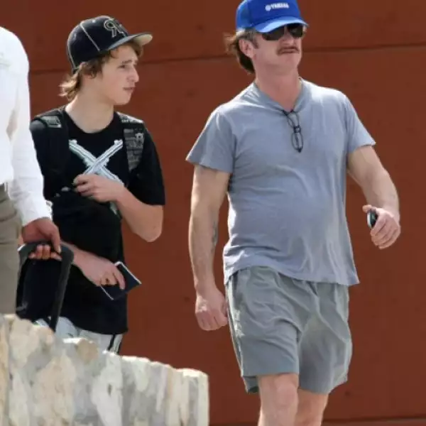 Por Milk, el ex esposo de Madonna obtuvo su sexta nominación a los premios de la Academia. De ganarlo, sería su segundo Oscar, tras haber obtenido el primero por Mystic River, en 2004.