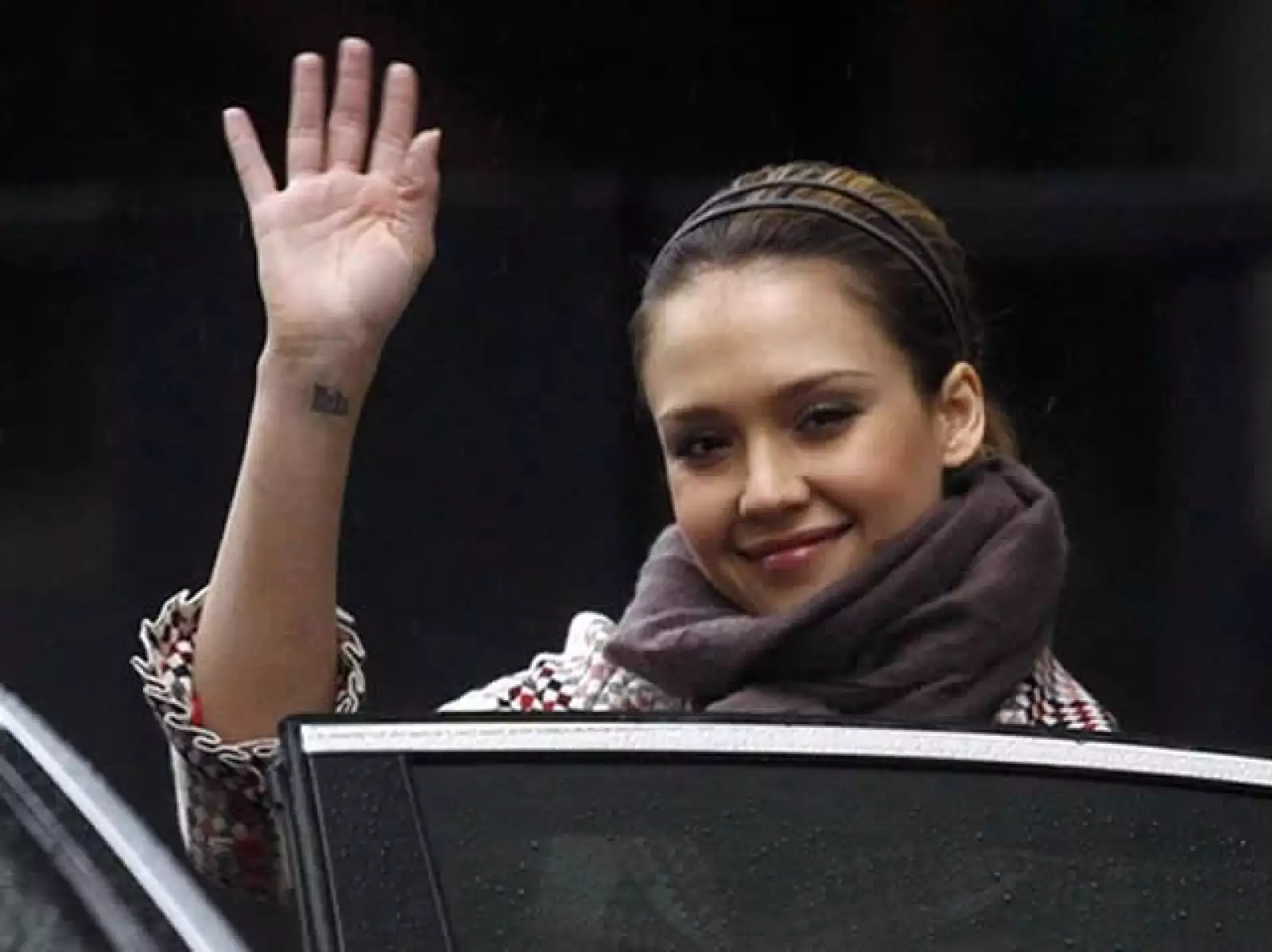 Jessica Alba tiene el caracter sáscrito de flor de loto tatuado en su muñeca. Además, la estrella de “Los 4 Fantásticos” tiene en la nuca una flor y una catarina, y en la espalda un moño.