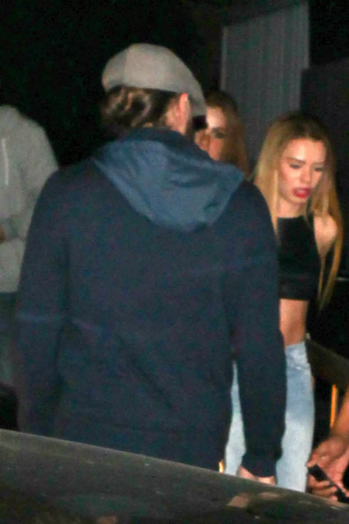 Leo trató lo que más que pudo de esconderse de los paparazzi.