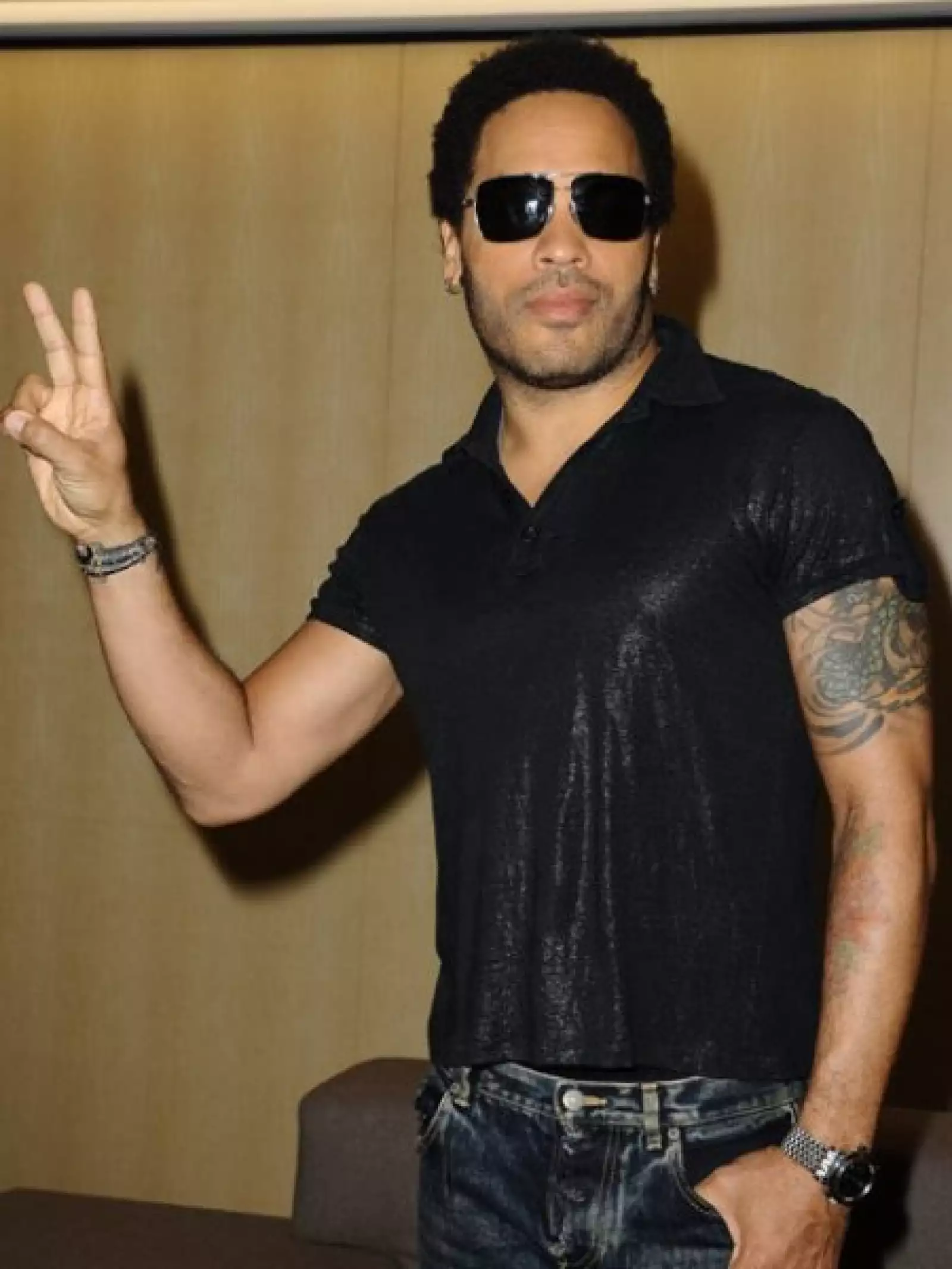 El músico también trabaja en un nuevo disco que se prevé llevará por título `Negrophilia´.