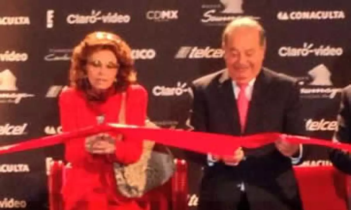 Carlos Slim y Sofía Loren cortaron el listón de la muestra que abrirá al público el 21 de septiembre. (Foto: Tomada de @ElMuseoSoumaya)