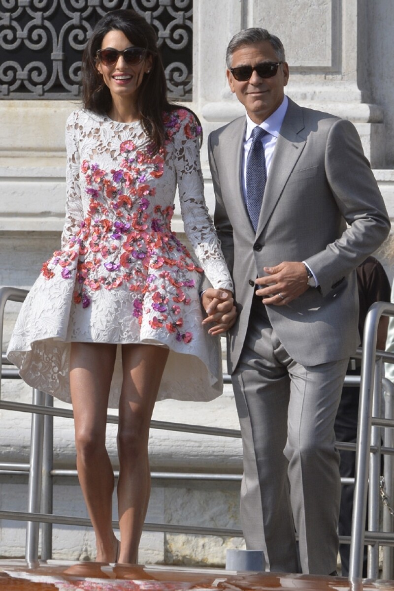 Sr. y Sra. Clooney hicieron su primera aparición pública como marido y mujer, a bordo de un taxi acuático, George y Amal se veían felices y enamorados.