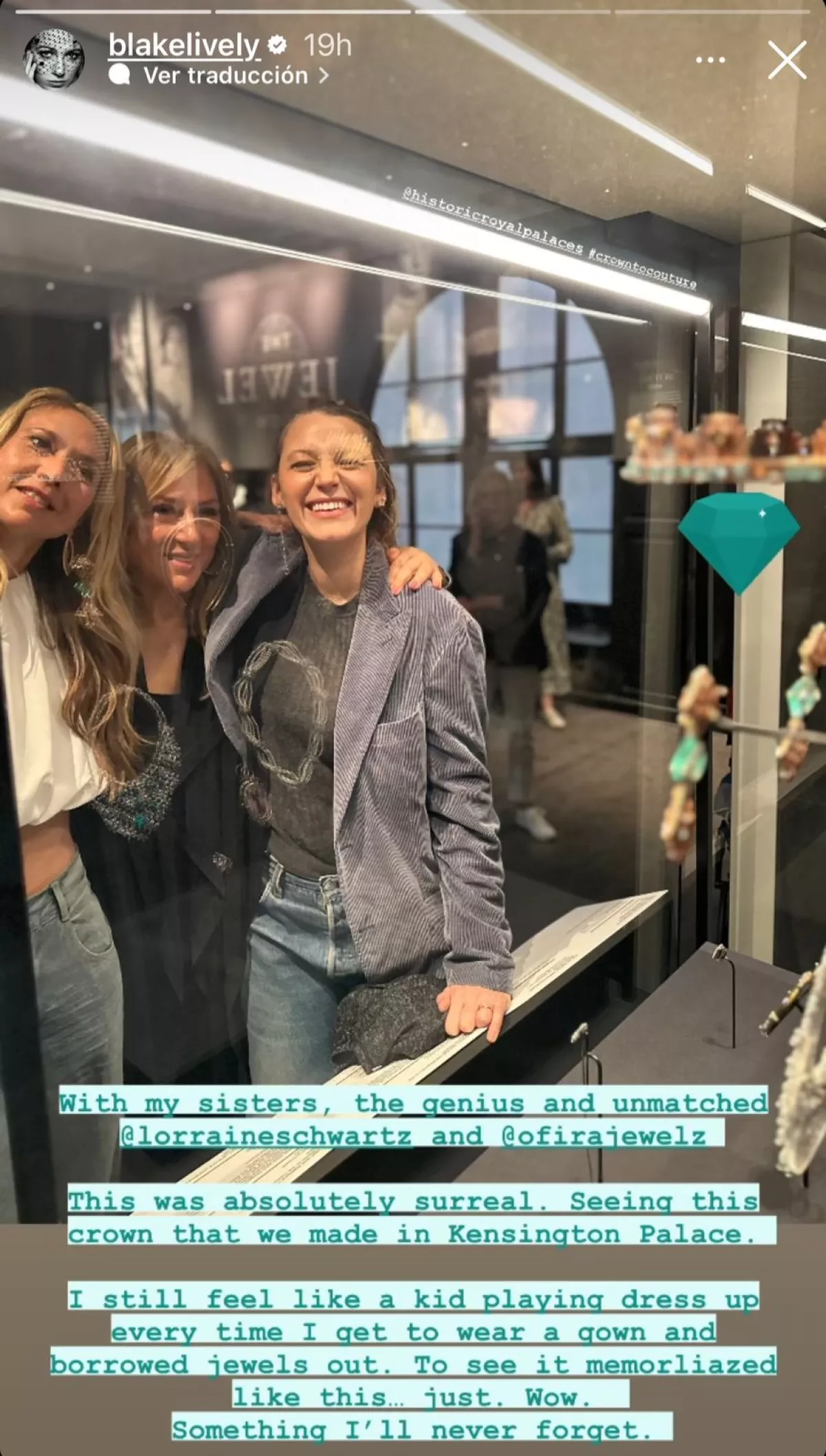 Blake Lively visita su look de la Met Gala 2022 en una exposición en Londres.