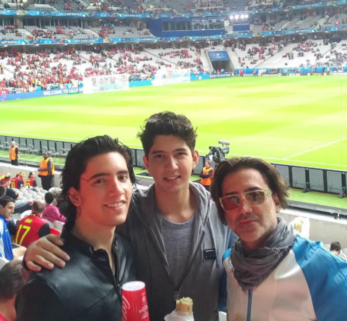 Padre e hijos disfrutando de la Eurocopa.