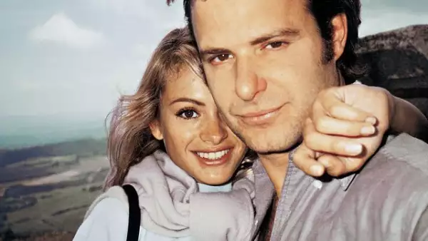 Paulina Rubio y Ricardo Bofill iniciaron su noviazgo a principios de 1995. En diciembre de 1999 celebraron una ceremonia nupcial representativa en Mali, África. Luego de nueve años de noviazgo, la relación terminó a principios del 2004. Actualmente la can