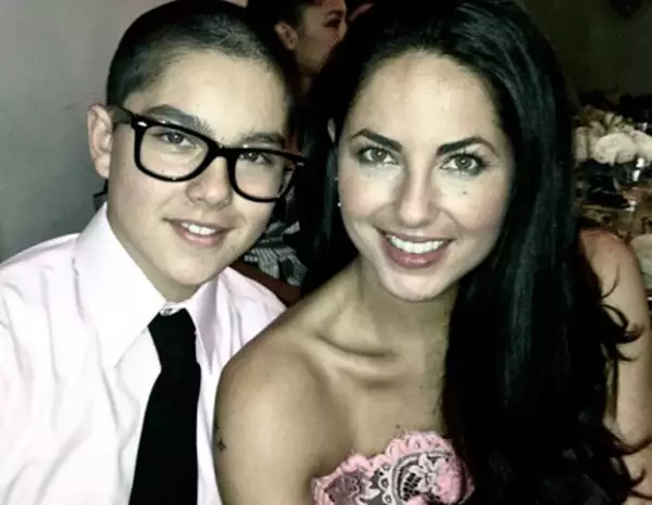 El adolescente se encuentra de vacaciones por Europa junto a su famosa mamá.