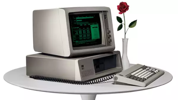 La computadora personal inicia su comercialización, ayudando a que el producto se masificara.